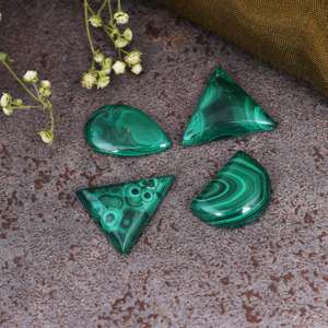 Malachite verte naturelle, cabochon taillé en triangle, pierre précieuse semi-précieuse polie du Rajasthan pour la fabrication de bijoux - Product Image 3