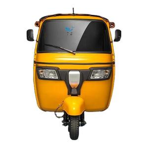 Nouveau siège confortable sur le <span class=keywords><strong>tricycle</strong></span> motorisé passager 3 roues Tuk Tuk conception de carrosserie fermée avec essence pour adultes