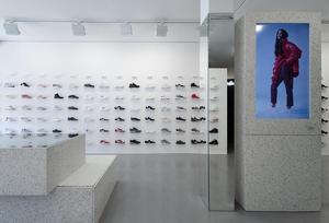 Idee di Design per Interni di Negozi di Calzature 2023, Espositori <span class=keywords><strong>a</strong></span> Parete con Doghe per Negozi di Scarpe - Product Image 3