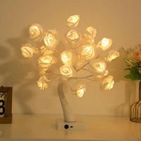 Ornement d'intérieur moderne pour maison de Noël Arbre lumineux LED alimenté par batterie avec support de décoration de fleurs en plastique Fairy Rose