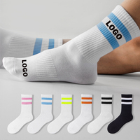 Chaussettes de basket-ball athlétiques avec logo personnalisé Chaussettes longues rayées en coton peigné Chaussettes tendance pour hommes
