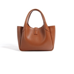 Una borsa in pelle semplice e di nicchia tenuta in mano da donna con un Design grande ed elegante è una borsa A tracolla a spalla singola e sotto le ascelle - Product Image 4