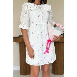 Vestido lila con cuello bordado para niñas, corte en A, manga abullonada, encaje, algodón, lino, estampado. - Product Image 1