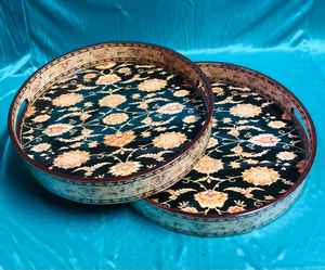 Fuente Redonda de Resina y Madera Hecha a Medida con Diseño Floral en Tonos Rosa y Azul Delicados, Arte Popular de Ángeles, Decoración Navideña para el Hogar - Product Image 5