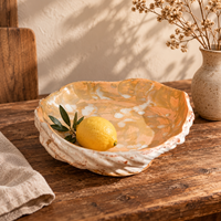 Plateau décoratif en céramique jaune avec bord ondulé irrégulier, bol sculptural pour la décoration de la maison