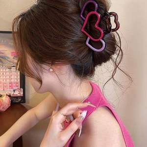 Accessoires pour cheveux pour femmes et filles, nouveau style, pince à cheveux en forme de requin bicolore, pince en plastique creuse en forme de cœur - Vente en gros - Product Image 3