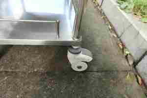 Lichtgewicht Mobiele Drievoudige Medische Roestvrijstalen Medische <span class=keywords><strong>Trolley</strong></span> Zonder Laden 3-laags Instrumentenwagen - Product Image 6