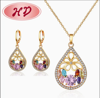 Parure de bijoux fantaisie plaqué or 18 carats pour femme : bague, bracelet, breloque, boucles d'oreilles, pendentif et collier