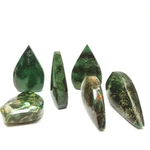 Natural emerald ornaments raw stone hand-polished home ornaments gifts