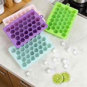 Molde de silicona reutilizable de alta calidad para cubitos de hielo, apto para alimentos, libre de BPA, con 33 cavidades en forma de panal y tapa. - Product Image 2