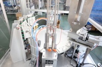 Machine d'assemblage de bouchons à ressort pour flacons de comprimés effervescents de vitamine C (50ml, 60ml, 70ml) avec dessiccant blanc et capuchons de tubes d'emballage pour bonbons