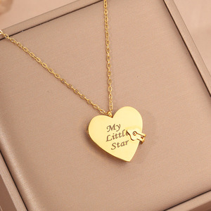 Collana con Lettera d'Amore in Acciaio Inossidabile Placcato Oro 18K, Apribile con Ciondolo a Forma di Cuore Inciso e Catena a Osso - Product Image 5