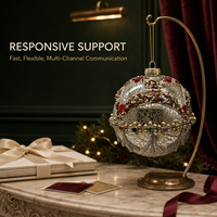 Boule de Noël de luxe en verre mercure ornée de bijoux, avec treillis perlé à la main et strass rouges en forme de goutte d'eau, et ceinture florale en pierres précieuses