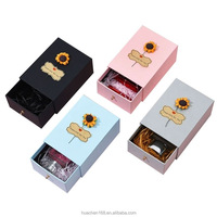 Boîte en carton ondulé à tiroir orienté PPWR avec insert en éponge recyclée et ruban personnalisé pour emballage cadeau de parfum et cosmétiques