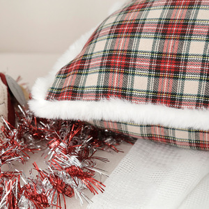 Housse <span class=keywords><strong>de</strong></span> coussin en tissu à carreaux <span class=keywords><strong>de</strong></span> Noël <span class=keywords><strong>de</strong></span> haute qualité avec pompons pour la décoration <span class=keywords><strong>de</strong></span> fête - Product Image 2