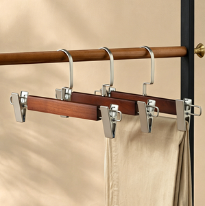 <span class=keywords><strong>Cintre</strong></span> de luxe en noyer foncé, robuste, <span class=keywords><strong>anti</strong></span>-marques, avec pinces métalliques réglables pour magasins, hôtels et blanchisseries - Product Image 1