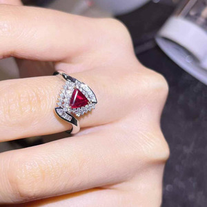 Anillo de rubí color sangre de paloma sin calentar de 0.81 ct con 44 diamantes sudafricanos de alta calidad, totalizando 0.32 ct, anillo de lujo de oro de 18 quilates con piedras preciosas. - Product Image 2