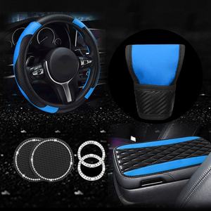 Meilleures ventes transfrontalières : Housse de <span class=keywords><strong>volant</strong></span> de voiture à 4 branches, Housse de pommeau de levier de vitesse, Coussin de boîte d'accoudoir avec protection airbag en <span class=keywords><strong>cuir</strong></span> fibre de carbone - Product Image 2