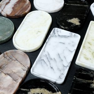 Plateau rectangulaire en marbre luxueux et moderne avec surface polie, idéal pour la présentation de bijoux et de cosmétiques. Vente en gros. - Product Image 1