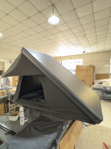 Prix usine Hard Shell Tente de toit en aluminium étanche Tente de toit 3-4 personnes <span class=keywords><strong>Camping</strong></span> en plein air - Product Image 4