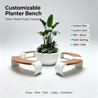 Banc de jardin en FRP blanc sur mesure avec pot de fleurs central et lattes en bois pour centre commercial, aéroport, place publique