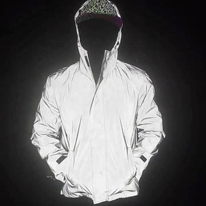 Veste bomber pour homme en polyester 100% enduit, col montant, capuche réfléchissante, fermeture éclair, logo personnalisé OEM, vente en gros, coupe-vent 3M - Product Image 3