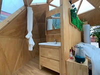 Maison dôme en verre de camping Plancher intérieur en bois luxueux avec baignoire Tentes Igloo Dome House Glamping Pod Maison en bois