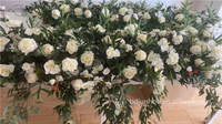 Hochzeitsblumen für Arrangements Tischdekoration Weiße Rosen und Grünpflanzen Blumenläufer zur Dekoration