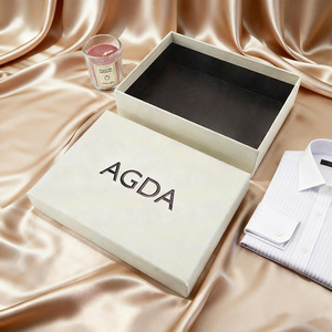 Caja de Regalo para Ropa con Tapa y Base - Cartón Rígido Reciclable y Logotipo Personalizado - Product Image 1