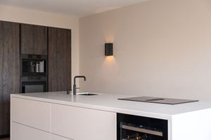 Système de <span class=keywords><strong>cuisine</strong></span> de style scandinave avec îlot blanc mat et armoires en noyer – Aménagement personnalisé pleine taille - Product Image 4