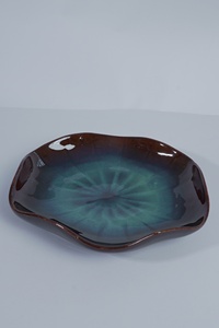 Assiette en porcelaine de style Japandi Agung Keramik, couleur bronze, forme irrégulière unique, hauteur 3cm/4.5cm, vente en gros - Product Image 2