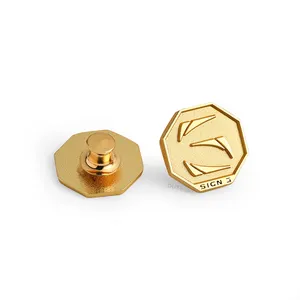 Distintivo di spilla da bavero in metallo placcato oro intagliato durevole di alta qualità personalizzato all'ingrosso dalla produzione professionale
