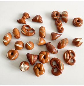 Llavero de pretzel trenzado hecho a mano al por mayor con colgante de fruta Songbei y imán de nevera personalizable - Product Image 3
