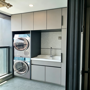 Meuble de balcon sur mesure, panneaux plats blancs, poignées en cuir, lave-linge et sèche-linge intégrés <span class=keywords><strong>Bosch</strong></span>, évier sous plan noir, robinet doré brossé - Product Image 4