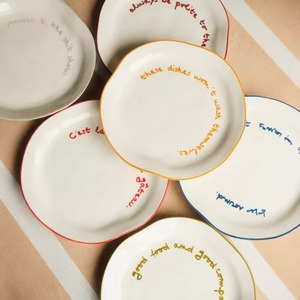 Assiettes en céramique de forme irrégulière en gros avec citations manuscrites - Vaisselle créative pour la maison, les restaurants et les cadeaux - Product Image 1