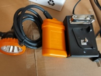 Lampada LED Industriale KL3.5M con Batteria al Litio, Impermeabile IP68, Super Luminosa e Regolabile per Uso su Elmetti da Minatore Sotterraneo