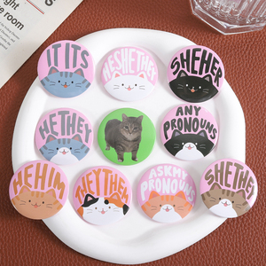 Spilla in Latta a Forma di Gatto Colorato Cartoon, Spilla Morbida con Pronomi 'Lui', 'Lei', 'Essi', 'Essi', Badge per Vestiti, Gioielli e Regali - Product Image 2
