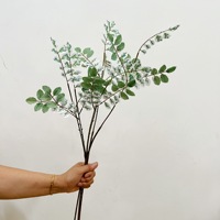 Fougère artificielle en soie à 2 branches, style chinois, avec fleur rouge, et arbre de poivre chinois pour la décoration de la maison et des chambres d'hôtel