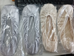 Nuove scarpe da regalo per gli ospiti dopo la festa pantofole pieghevoli ballerine in raso d'oro con soletta in spugna - Product Image 5