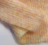 Fil de laine mousseux 58% ACRYLIC 33% POLYESTER 19% VISCOSE, fil teint et brossé, alliant chaleur, résistance, écologie, extensibilité, couture