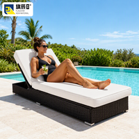 Chaise longue en osier avec dossier réglable, chaise longue de patio extérieure avec coussin