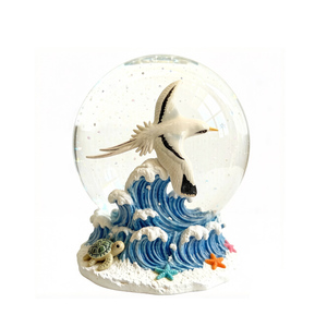 Souvenir de la baie de Bermuda en forme de cœur en résine peinte à la main, tortue marine à longue queue, globe à neige - Product Image 2