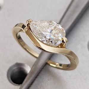 Gia Igi Certified CVD HPHT Lab Grown East West Pear Cut <span class=keywords><strong>Diamond</strong></span> Anillo de compromiso para mujeres 14K 18K Oro sólido Hermoso anillo - Product Image 3