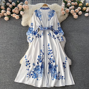 Abito Lungo da Donna Bianco Rosso Blu con Stampa Floreale Tribale, Maniche Lunghe, Cintura Annodabile, Stile Boho Vintage Etnico, Fluido, Lunghezza al Pavimento, Primavera - Product Image 4