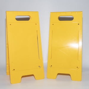 Un cartello di plastica per pavimento bagnato - Product Image 1