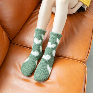 Kaus kaki wanita motif hati musim dingin grosir kaus kaki bulu karang lembut hangat untuk tidur - Product Image 4