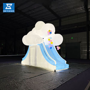 Glissière gonflable avec la sculpture gonflable d'artiste de glissière de nuage de lumière de LED - Product Image 1