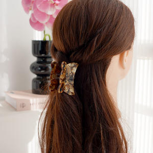 Pinza de Pelo Unisex Vintage en Forma de Oso con Diseño Antideslizante de Acetato de Concha de Tortuga y Perla, Color Personalizable para Peinados - Product Image 5