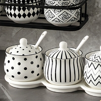 Ensemble de pots à épices en céramique style Hepburn : récipients à épices domestiques, pots à sel, bouteilles à assaisonnements et un pot pour l'huile de piment.