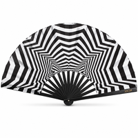 Éventail en bambou à motif op art à illusion d'optique à contraste élevé avec design géométrique noir et blanc pour des effets visuels psychédéliques